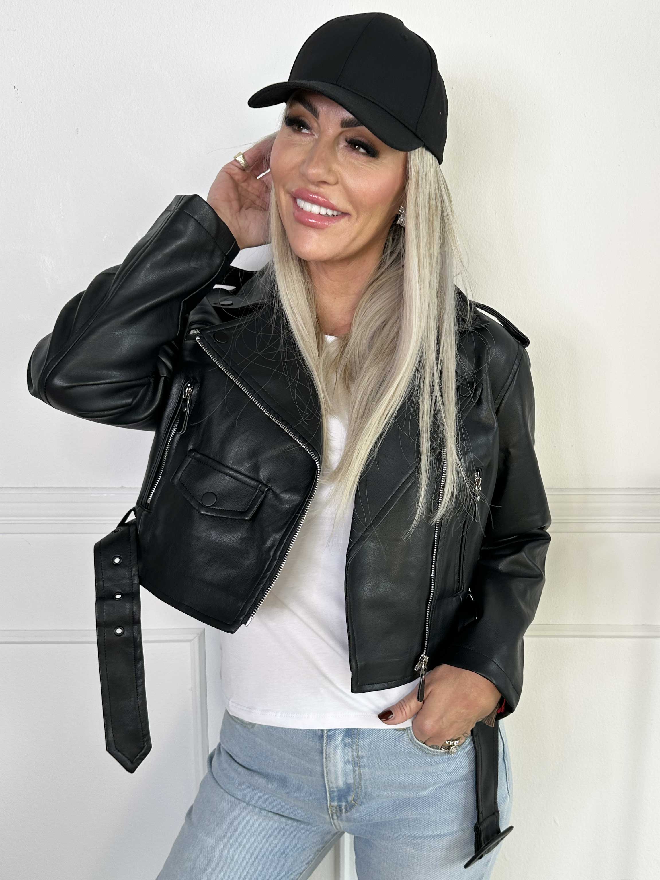 Ellis - Læderlook jakke med bælte og lynlås